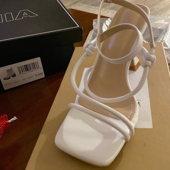 NEW in the box Women’s White Sandals - Picture 2 of 5